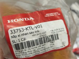 33753-KTL-V01 - NẮP XI NHAN SAU TRÁI