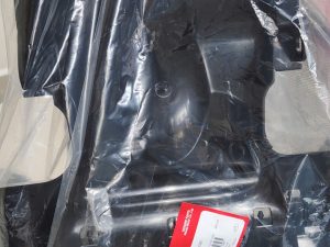 80106-KVG-900 - CHẮN BÙN SAU BÊN TRONG